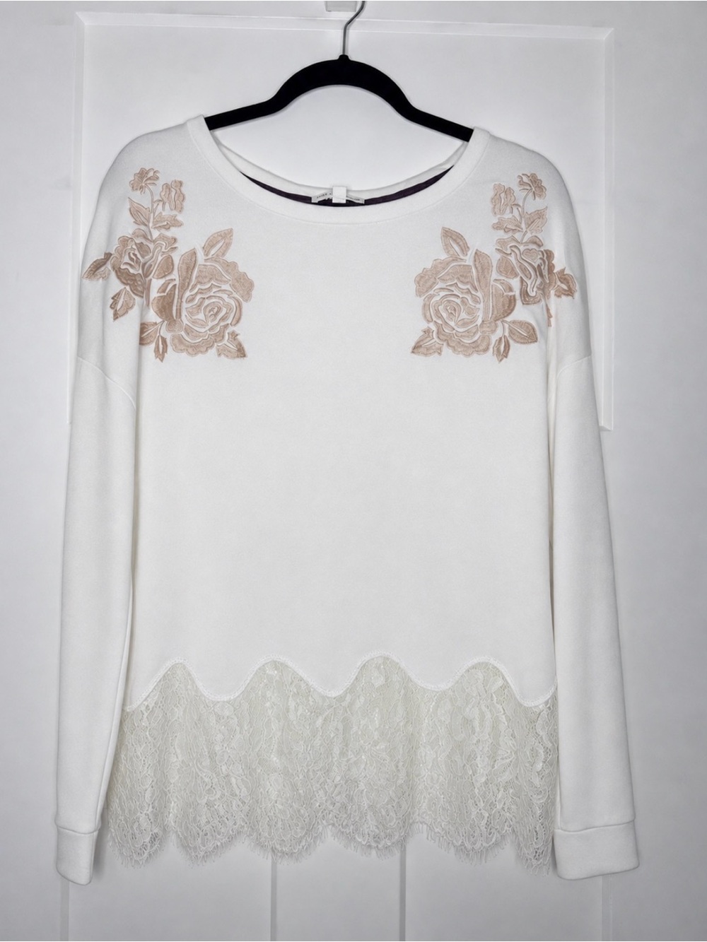 Coco & Jaimeson White Lace-Hem Sweater with Bronze Embroidery Size L